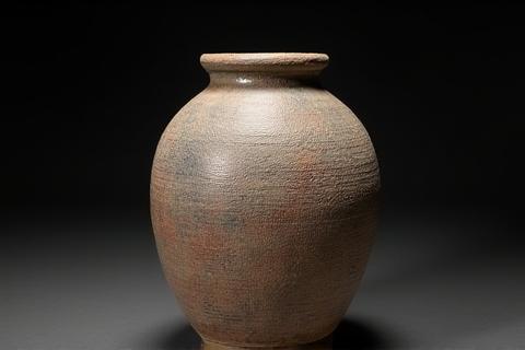 備前焼の質感豊かな壺 by 高橋.